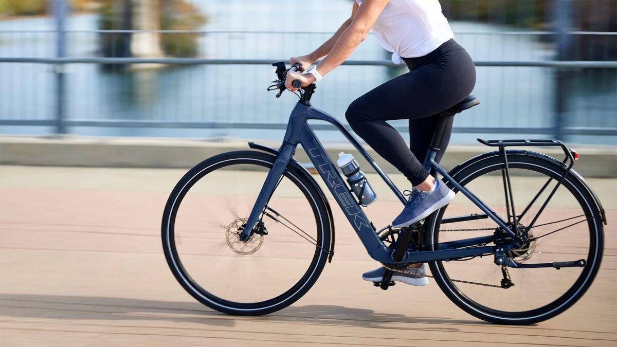 Trek FX+ lekki rower elektryczny na co dzień