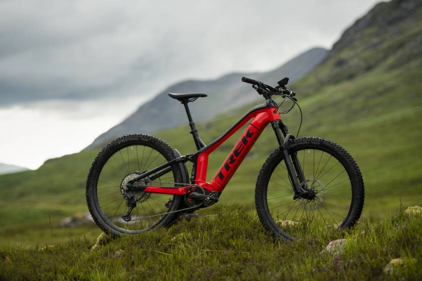 Trek Powerfly na trasie terenowej