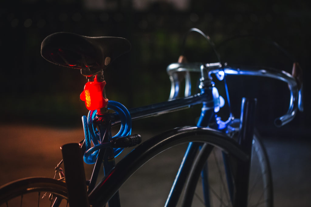 Odblaski i widoczność rowerzysty po zmroku