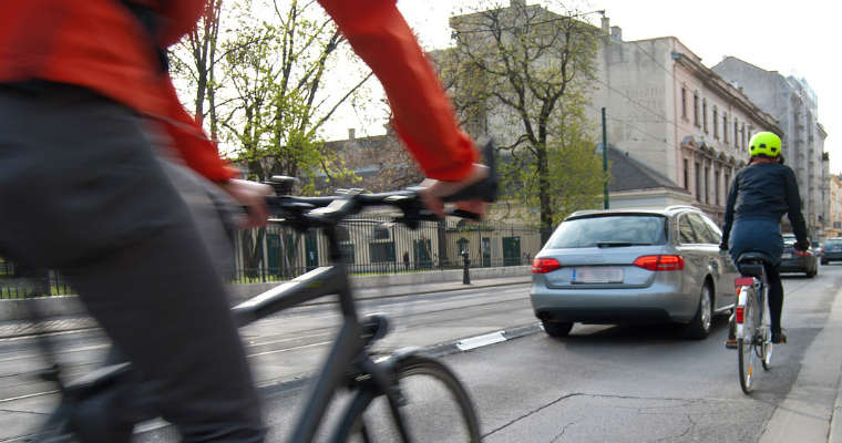 Rowerzyści jadący po miejskiej trasie rowerowej